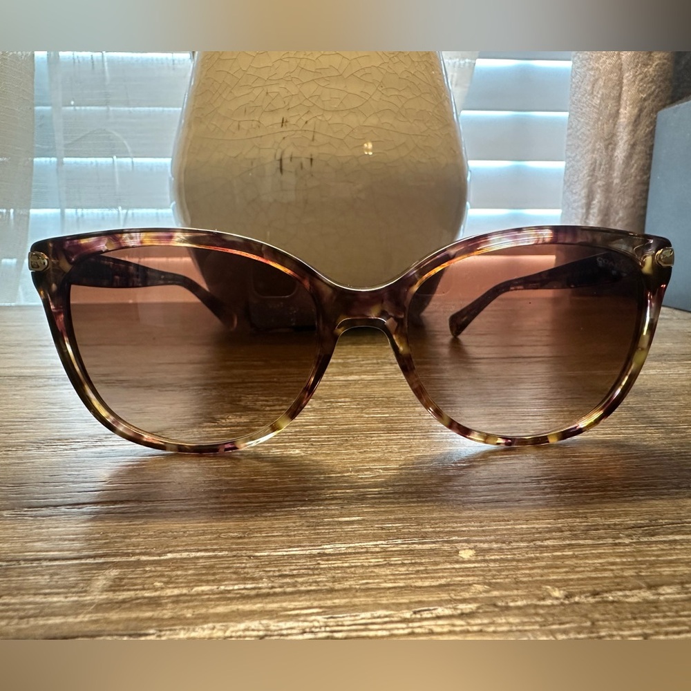 Coach HC8132 Sunglasses in confetti light brown tortoise.